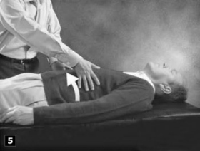 5. Med personen liggande på rygg följer man nervbanorna runtom till framsidan av kroppen och ändrar sedan riktningen igen.