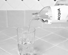 6. Riempire il resto del bicchiere con acqua tiepida o fredda.
